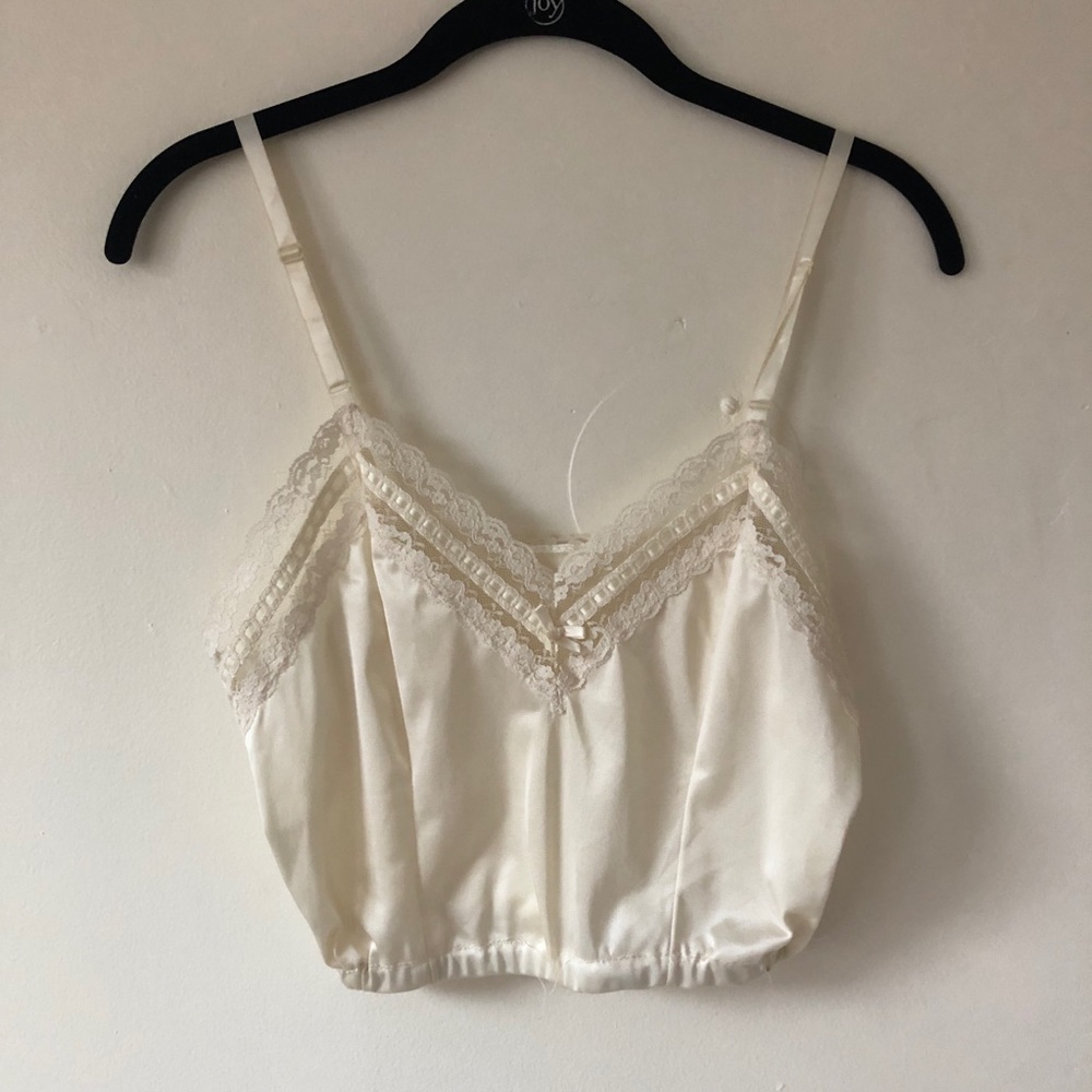 vintage cropped tank with adorable lace details
